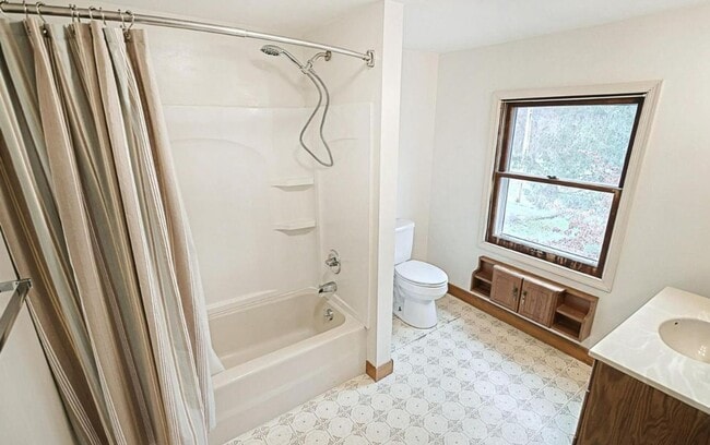 Building Photo - Beautiful 3 Bedroom, 1.5 Bath in Colonial West York!