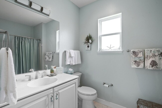 Building Photo - 211 Hampton Cir