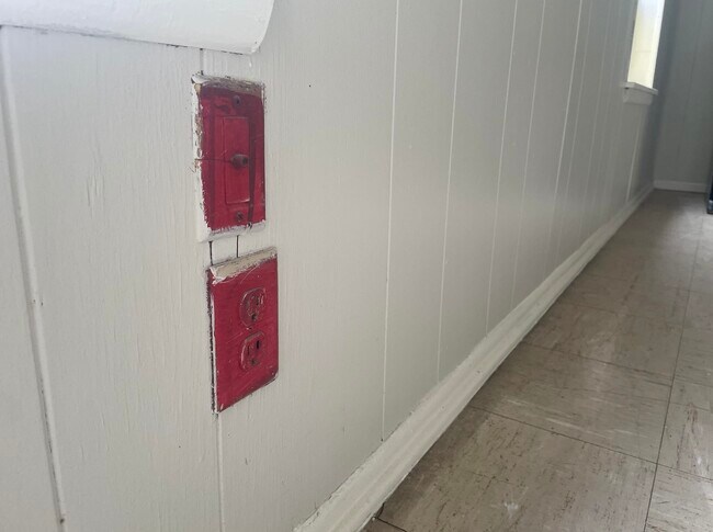 Building Photo - 705 Bustamante St