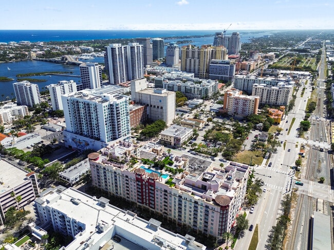 Building Photo - 410 Evernia St