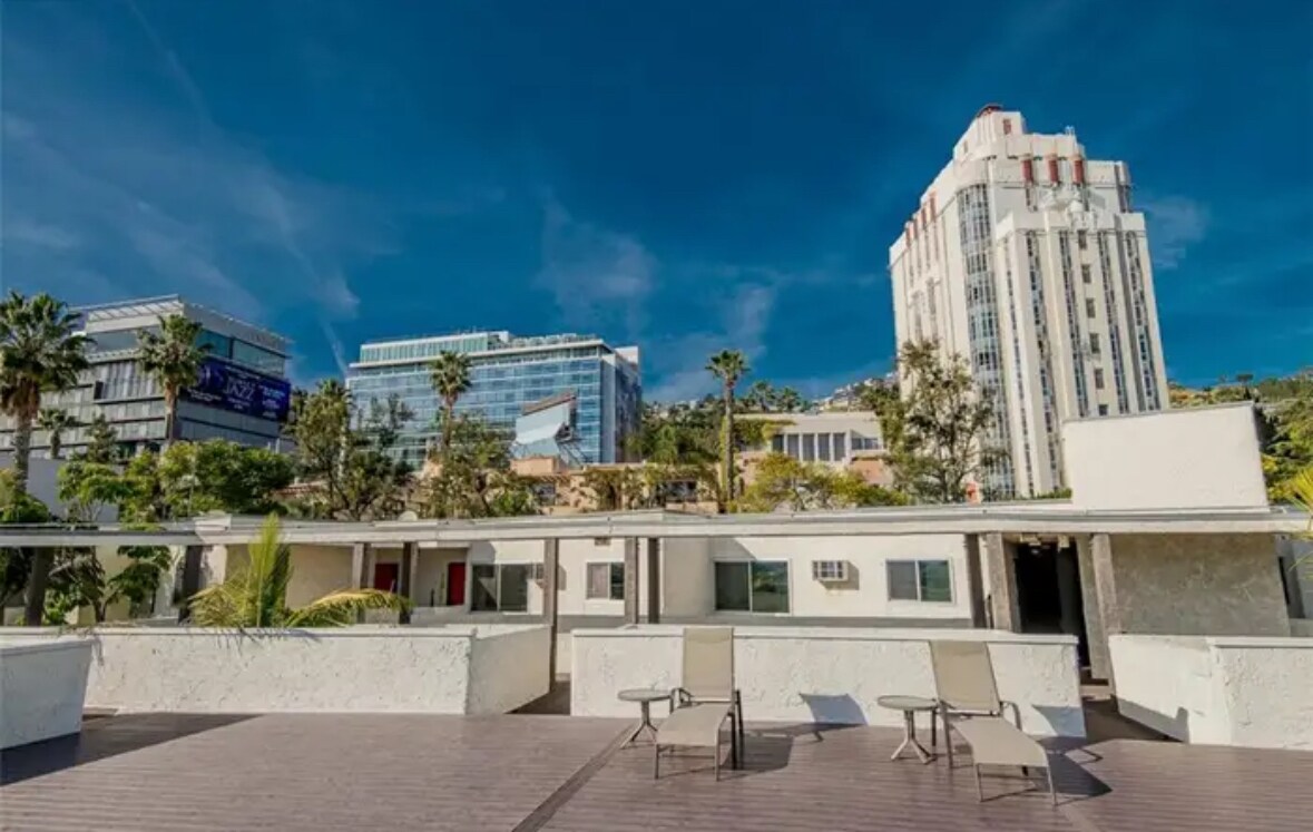 Building Photo - 8400 De Longpre Ave