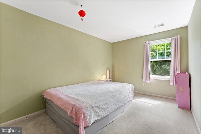 Building Photo - 8000 Sandburg Ct