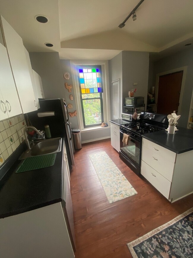 Building Photo - 955 W Dickens Ave