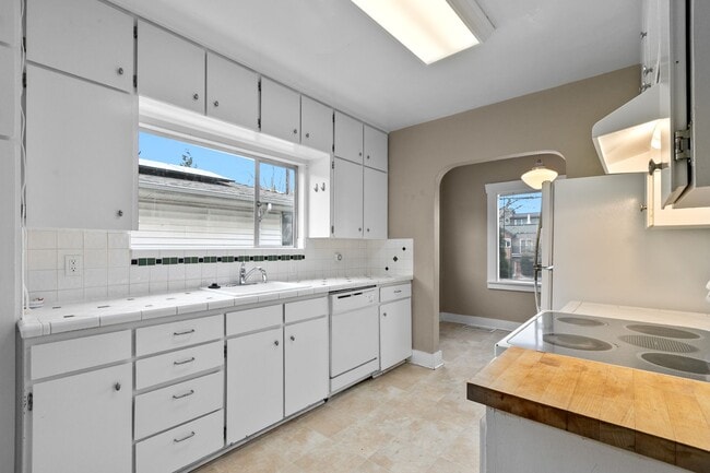 Building Photo - 3bd/1.75ba Seattle Home