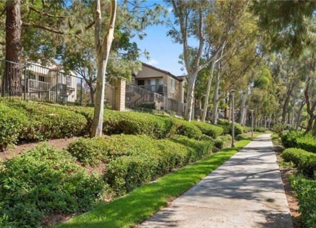 Building Photo - Stylish Upstairs Condo Next to Peter's Canyon