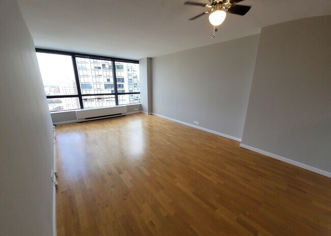 Building Photo - 5415 N Sheridan Rd