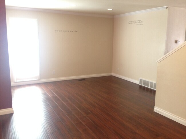 Building Photo - Holladay T/Home in Beautiful Garden Setting