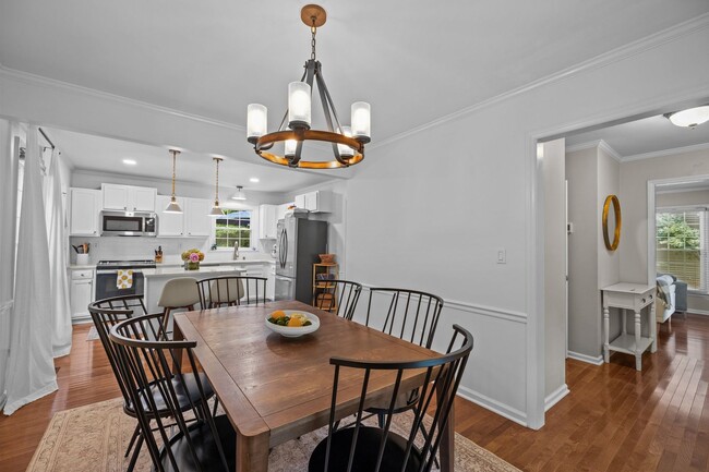 Building Photo - Gorgeous 3 Bedroom Traditional Home Locate...