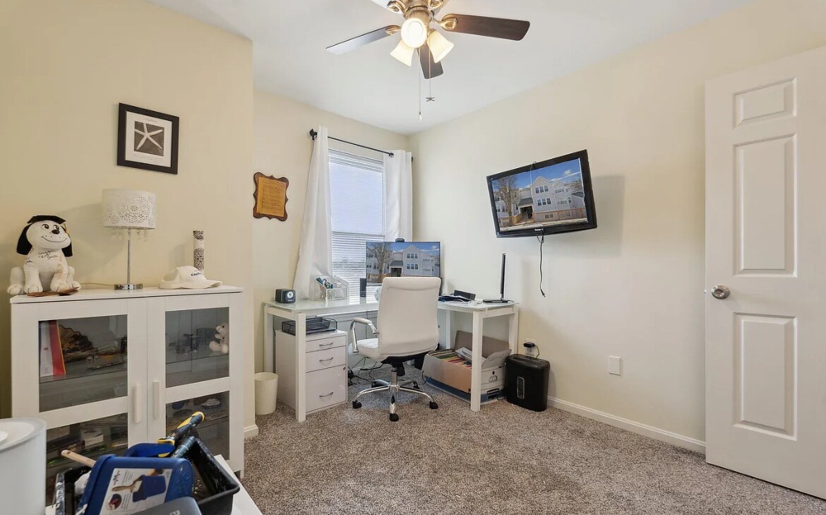 Building Photo - 8 Deer Run Ct