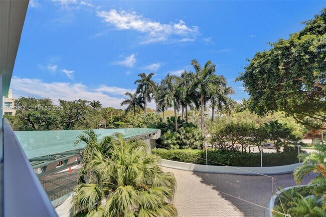 Building Photo - 2627 S Bayshore Dr