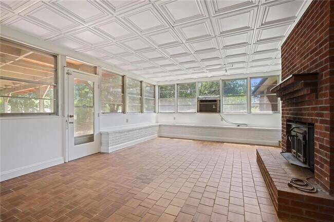 Building Photo - 2311 Robin Ln SE