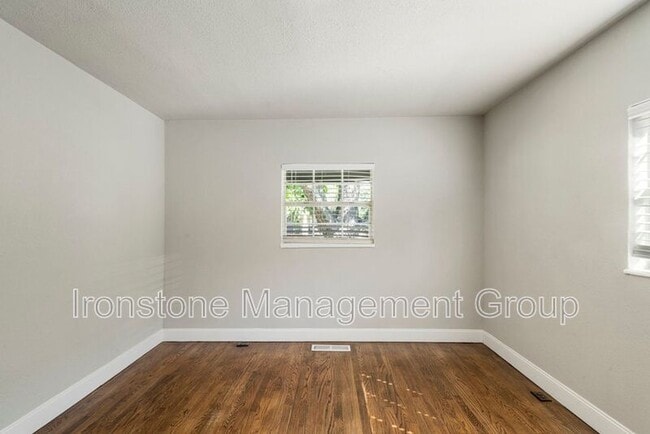 Building Photo - 2622 E 8th St