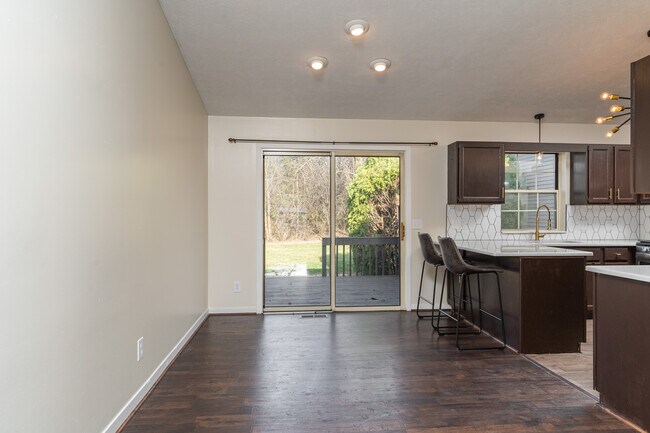 Building Photo - 2521 Woodmeadow Dr SE