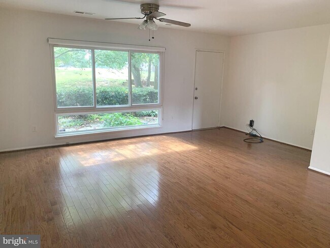Building Photo - Beautifully updated 2 bd 1 bth patio level...