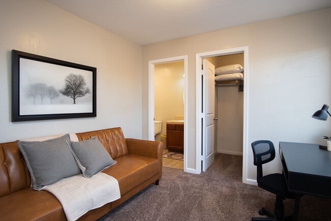 Building Photo - Full Furnished Short or Long-term rental i...