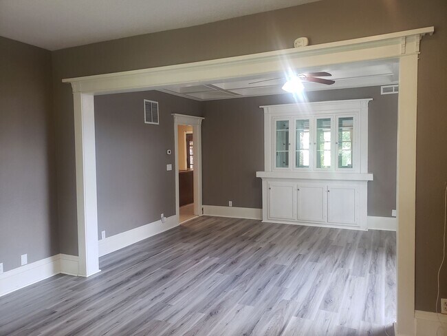 Building Photo - Large Unique House in Milwaukie with Big F...