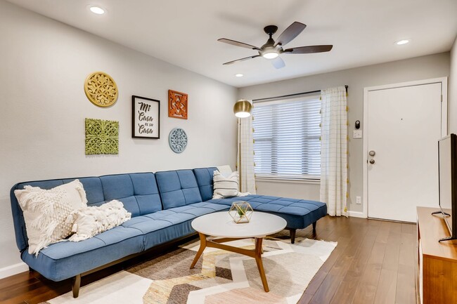 Building Photo - RECENTLY REMODELED 3 BR / 2 BATH COTTAGE L...