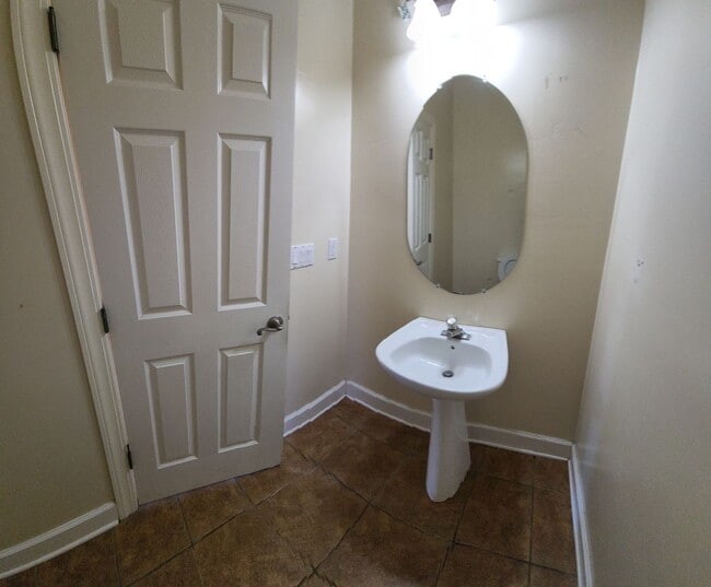 Building Photo - Super close to Poly- Approx. 1000 feet fro...