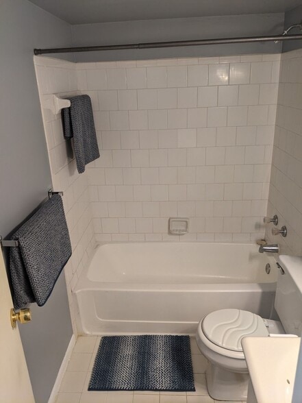 2nd bathroom - 6903 Jones View Dr