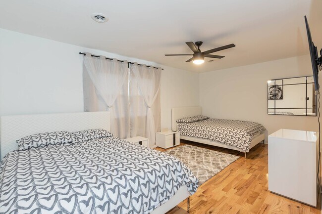 queen beds - 4200 Pickwick Dr
