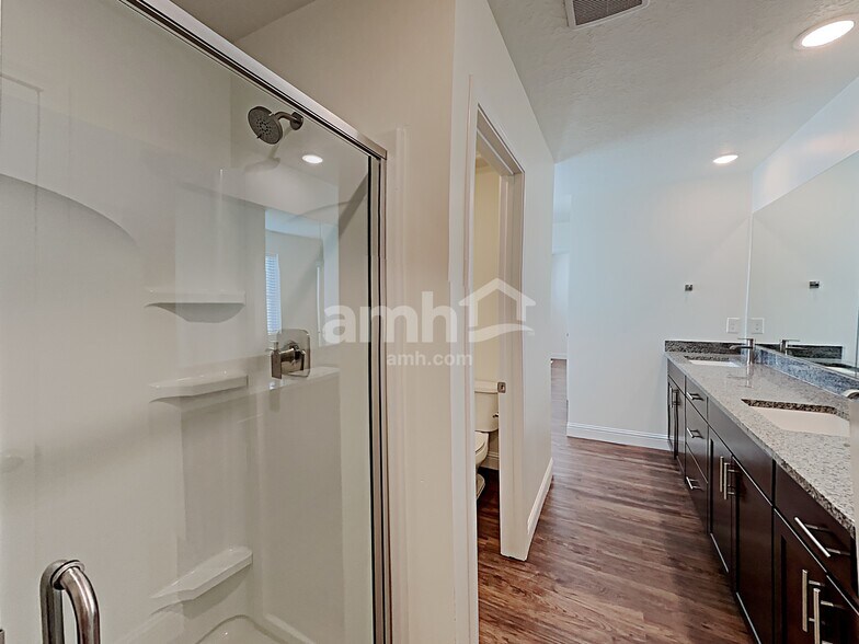 Building Photo - 2440 E Surry Way