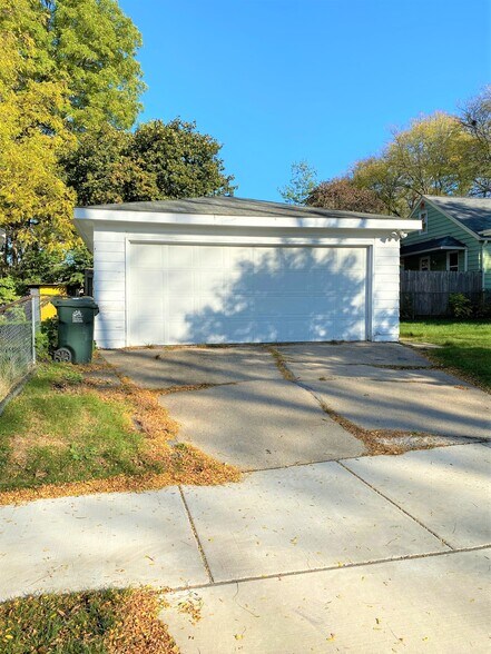 Detached Garage. - 2802 Union St