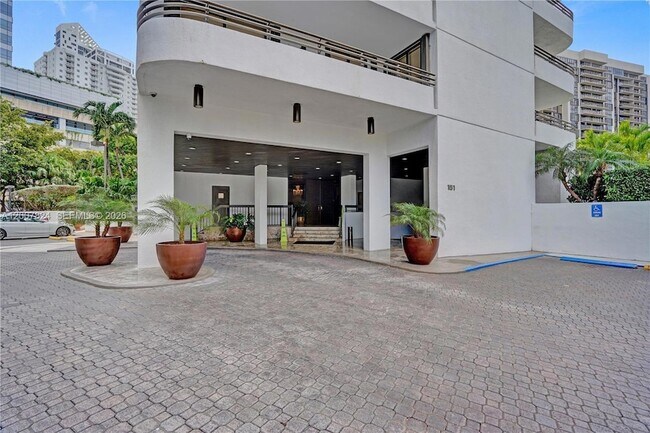 Building Photo - 151 SE 15th Rd