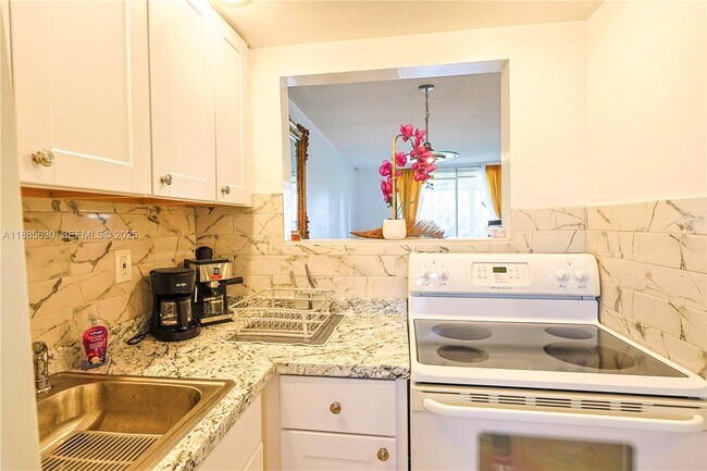 Building Photo - 2999 Point E Dr