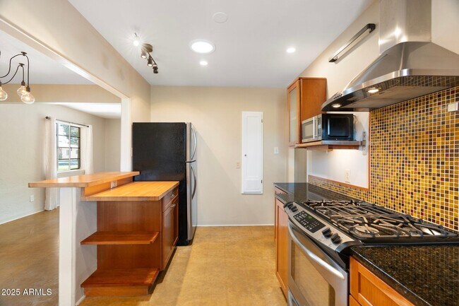 Building Photo - 2434 E Pinchot Ave