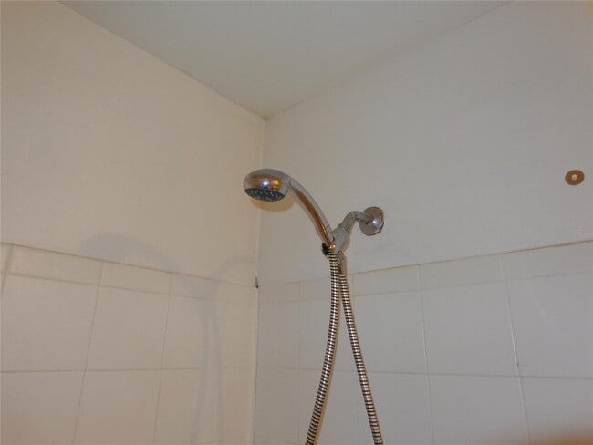 Building Photo - 533 NE 3rd Ave