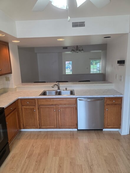 Building Photo - 131 Freedom Ct