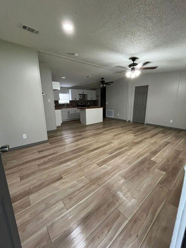 Building Photo - Newly renovated 3/2 Manufactured Home in O...