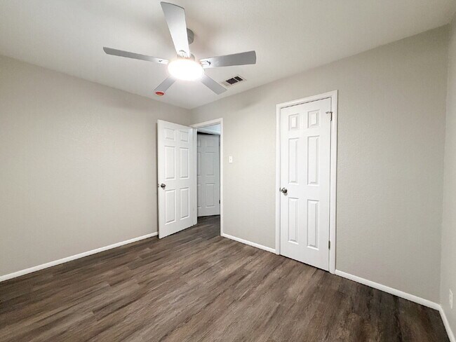 Building Photo - Modern Elegance Meets Suburban Comfort: Updated 3-Bed, 2-Bath Gem in Heart of Burleson