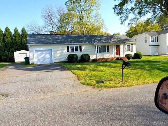 Building Photo - Charming Vintage Ranch, Den, Fireplace, Screened Porch