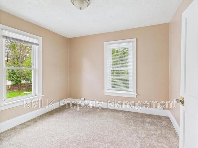 Building Photo - 84 E Mapledale Ave