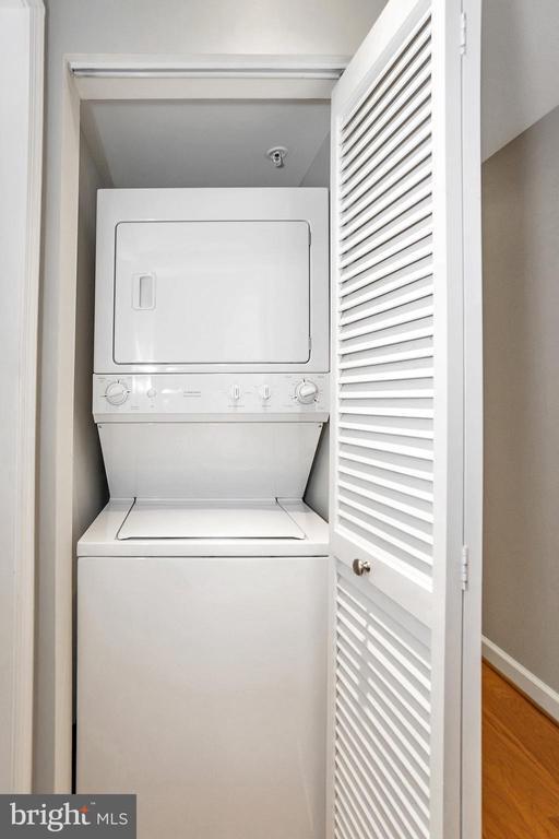 Building Photo - 4079 S Four Mile Run Dr