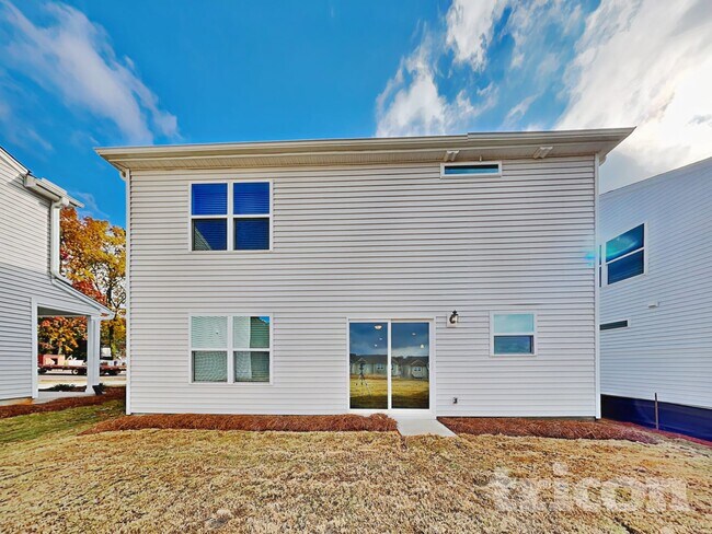 Building Photo - 33 Chalet Ct