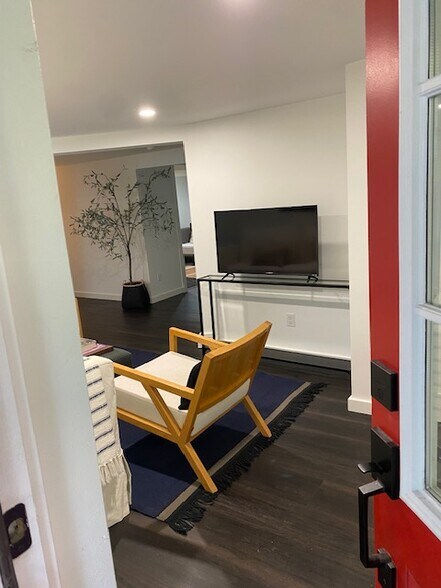 Building Photo - 2216 E Roanoke St