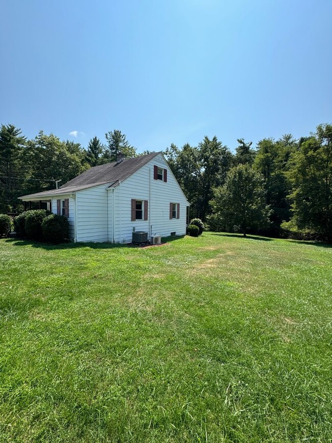 Building Photo - Quaint Country Cottage On Large Lot Near Downtown Blacksburg