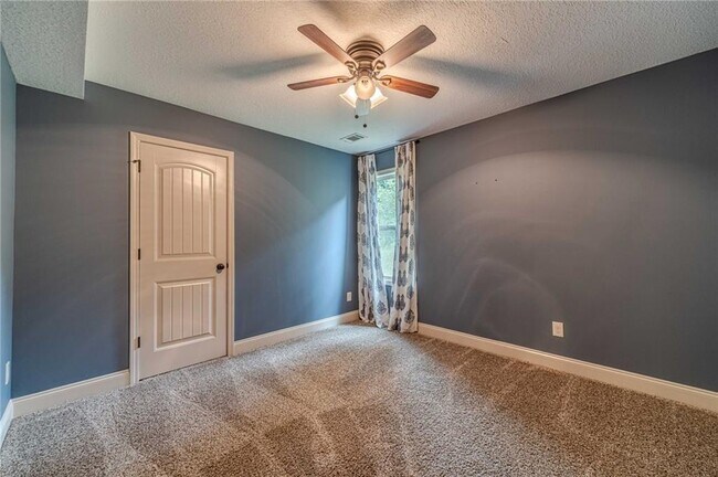Building Photo - 511 Lena Dr