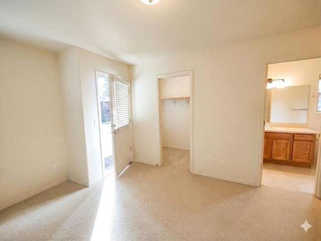 Building Photo - Beautiful 2x2.5 townhouse in NW Crossing!