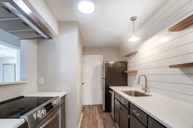 Building Photo - Fully Renovated 2 Bedroom Condo!