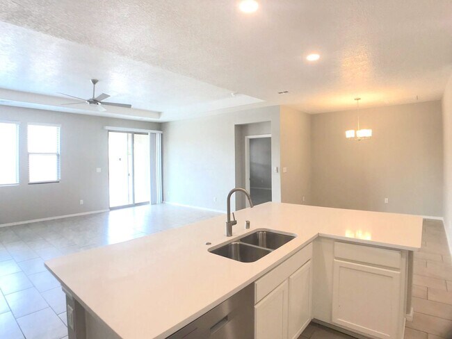 Building Photo - Los Lunas 3 bedroom! Tile Throughout! Refrigerated Air! Spacious living area