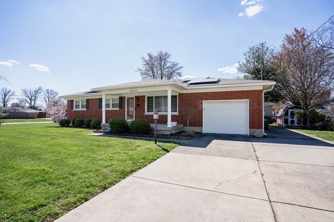 Building Photo - Welcome to this charming 3-bedroom, 2 full...