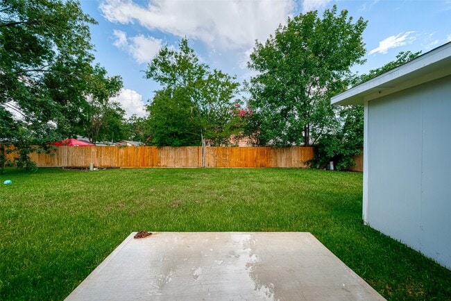 Building Photo - 8619 Valley Meadow Dr