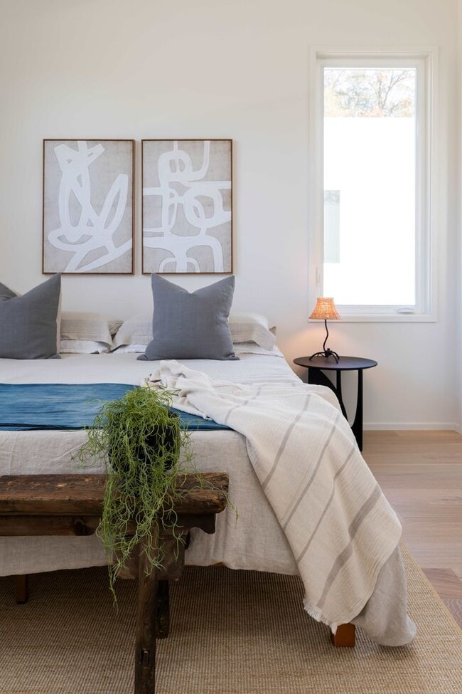 Building Photo - Great contempory home close to the heart o...