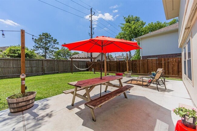 Building Photo - 17106 Summer Hollow Dr