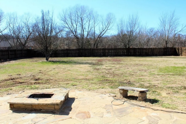 Building Photo - Outside Lovers Dream, 3/2 Large Fenced Yard