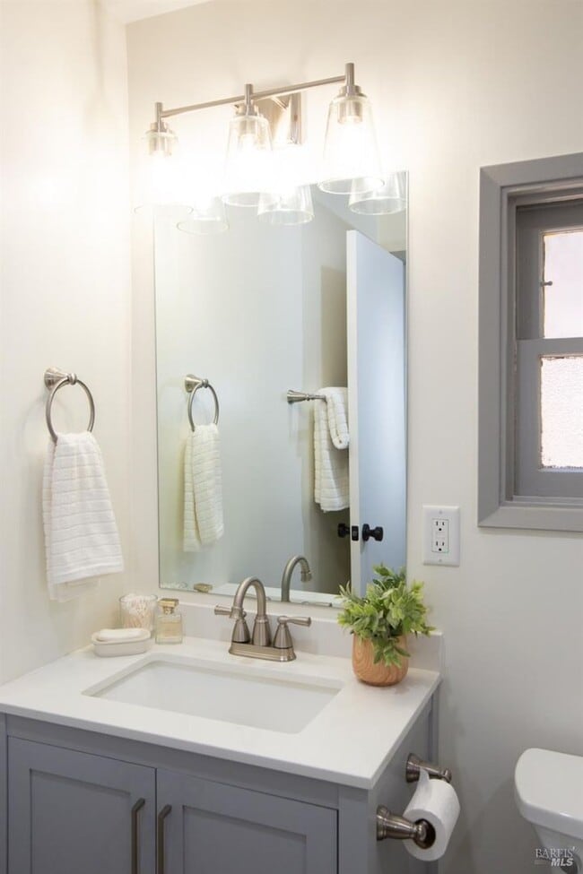 Building Photo - 654 Square Foot remodeled 2 bedroom, 1 bat...
