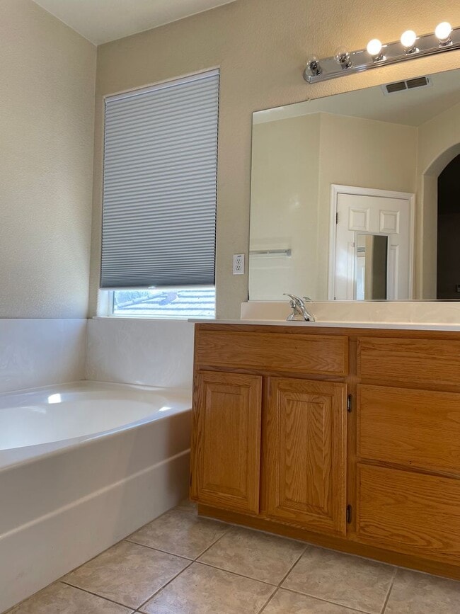 Building Photo - NICE TWO STORY IN WEST ROSEVILLE NEAR SCHO...